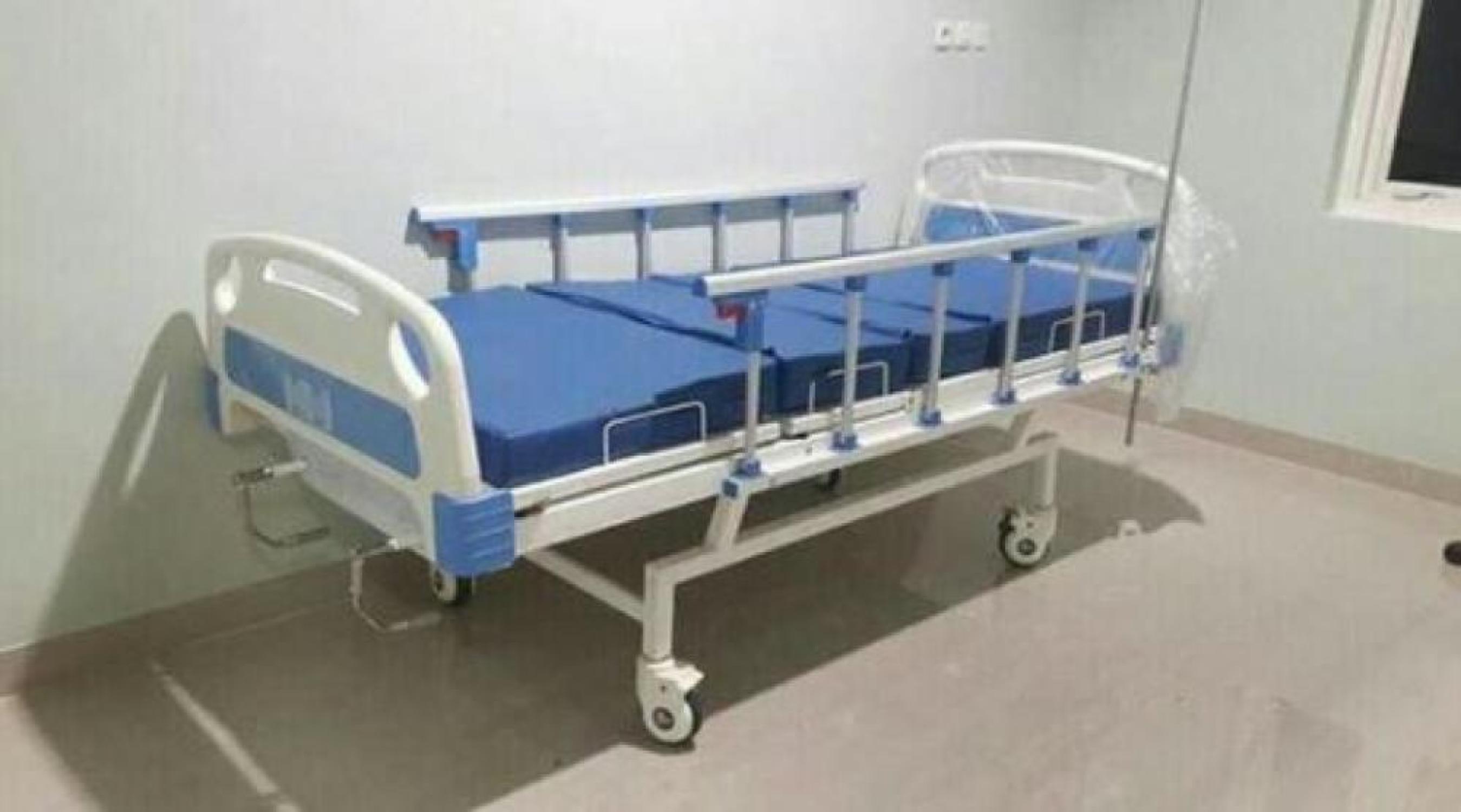 Bed Pasien ABS 2 Crank, warna putih cokelat dan putih biru