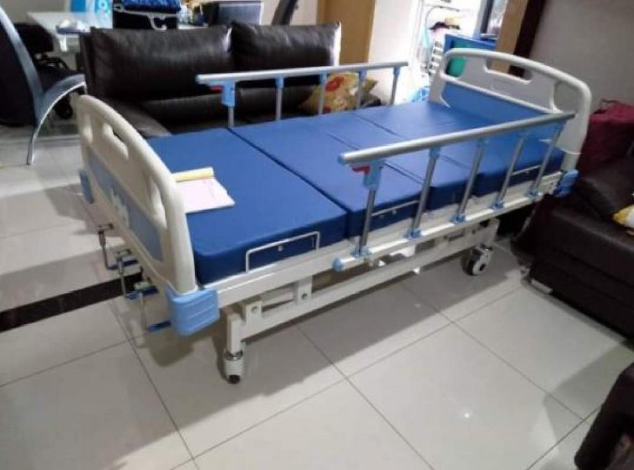 Bed Pasien ABS 3 Crank, Warna Putih Cokleat dan Putih Biru
